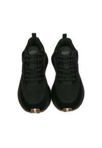 Schwarze Sportschuhe mit glattem Wildleder- und Stoffobermaterial. Sie verfügen über Schnürsenkel, eine Zuglasche auf der Rückseite und eine Gummisohle mit einem kontrastierenden Akzent.