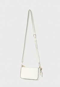 Λευκή δερμάτινη τσάντα χιαστή με ορθογώνιο σχήμα, υφή στην επιφάνεια, ασημί εξαρτήματα και ρυθμιζόμενο λουρί.