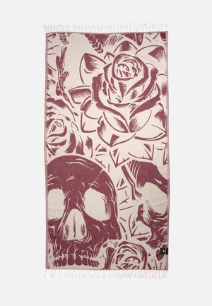 Beiges und dunkelrotes gewebtes Textil mit großen Totenkopf- und Rosenmustern, fransigen Rändern und einem kleinen schwarzen Etikett an einer Seite.