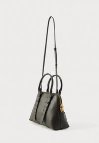 Zwarte leren handtas met dubbele handvatten, verstelbare schouderriem, gouden rits en decoratieve metalen accenten. Heeft een gestructureerde, driehoekige vorm.