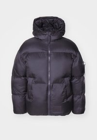 Schwarze Pufferjacke mit hohem Kragen und Reißverschluss vorne, mit strukturierter Oberfläche und übergroßer Silhouette. Beinhaltet Seitentaschen und Logo-Patch.