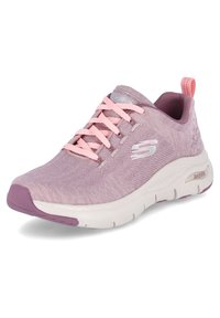 Ljust rosa träningssko med ett strukturerat mesh-övre, kontrasterande lila sula och rosa snören. Har en logotyp och en vadderad design för komfort.