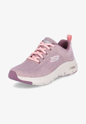 Světle růžová sportovní bota s texturovaným síťovým svrškem, kontrastní purpurovou podrážkou a růžovými tkaničkami. Obsahuje logo a polstrovaný design pro komfort.