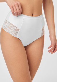 Hoge taille, witte onderbroek. Gemaakt van zachte stof met delicate lace afwerking aan de zijkanten. Gladde textuur, geen zichtbare naden. Elegante ontwerpelementen.