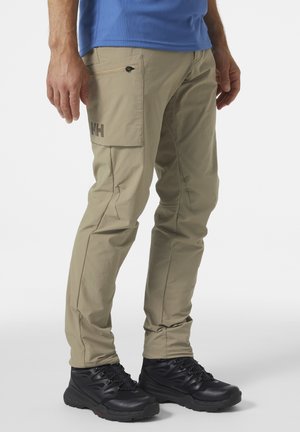 Beige cargobroek met ritssluitingen en een logo-patch. Gemaakt van lichte stof, met een slim fit en versterkte naden.