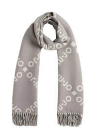Écharpe grise avec un motif de logo répétitif en gris clair. Elle présente un tissage texturé et des bords frangés pour plus de détails.