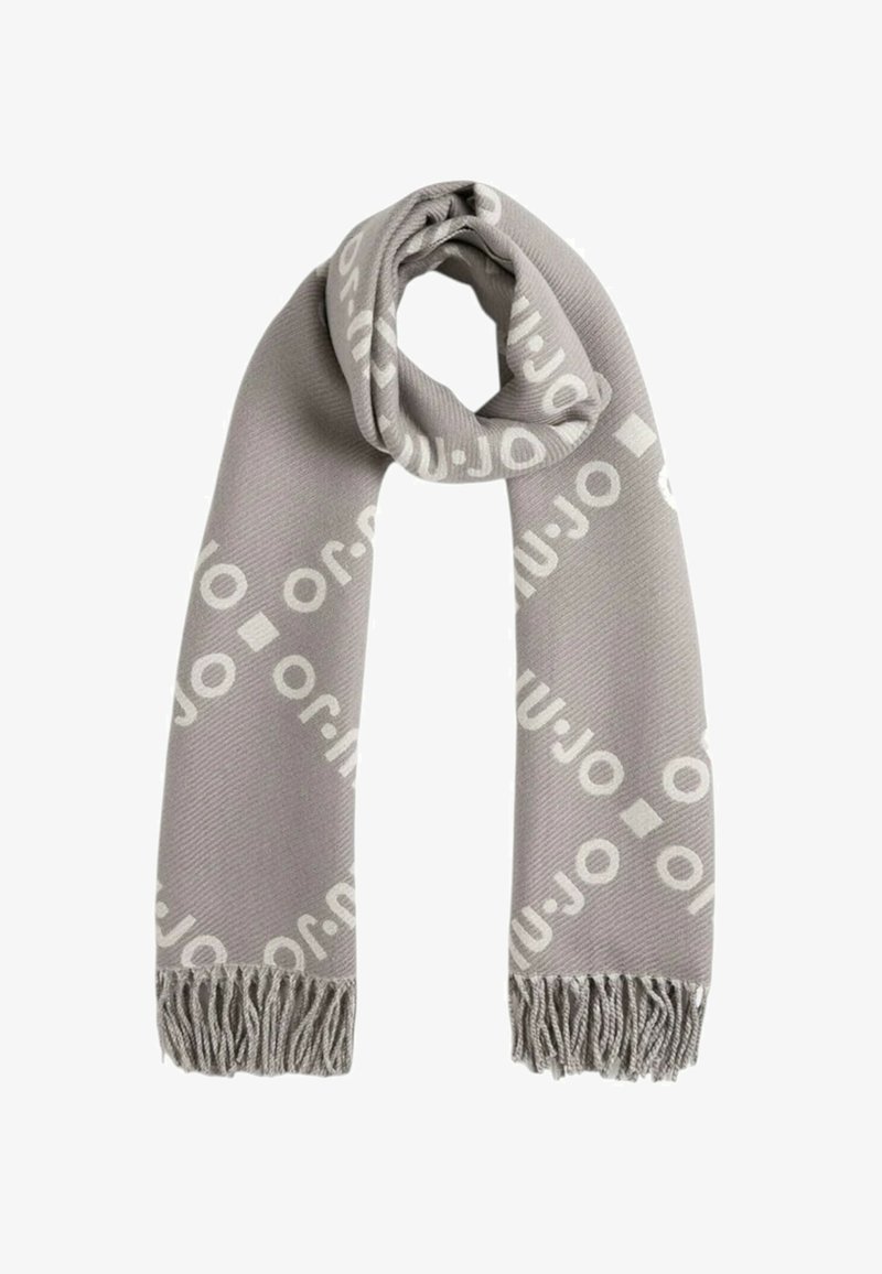 Écharpe grise avec un motif de logo répétitif en gris clair. Elle présente un tissage texturé et des bords frangés pour plus de détails.
