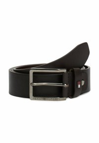 Ceinture en cuir marron foncé avec une boucle en métal argenté carrée, un logo en relief et un petit accent de logo en couleurs. Texture lisse et design élégant.