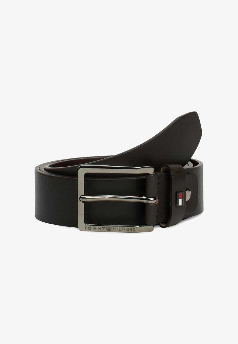 Ceinture en cuir marron foncé avec une boucle en métal argenté carrée, un logo en relief et un petit accent de logo en couleurs. Texture lisse et design élégant.
