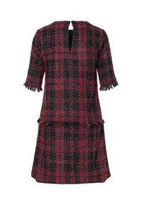 Robe à carreaux en rouge et noir avec des manches courtes, présentant un col en V, des détails à franges et une fermeture au dos. Fabriquée en tissu texturé.