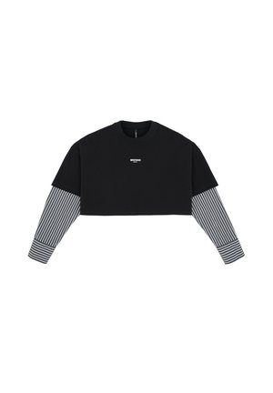 Afgekorte zwarte t-shirt met lange gestreepte mouwen in grijs en wit. Het materiaal is zacht, met een ronde hals en minimale branding.