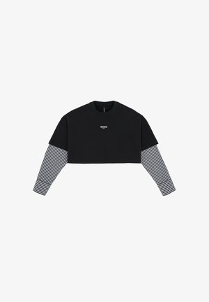 Abgeschnittenes schwarzes T-Shirt mit langen gestreiften Ärmeln in Grau und Weiß. Das Material ist weich, hat einen Rundhalsausschnitt und eine minimalistische Markenkennzeichnung.