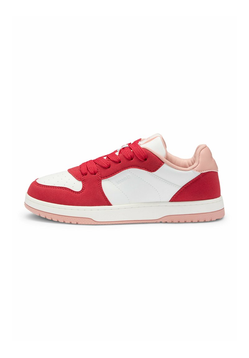 Sneaker rossi e bianchi realizzati in materiali scamosciati e sintetici. Presentano lacci rotondi, colletto imbottito e una suola in gomma con texture.