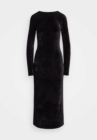 Must mustriiv mustris kleit pikka varrukatega, sirge lõikega, ümarate kaelus ja sujuva tekstuuriga, ulatub keskmise sääreni ilma lisaelementideta.