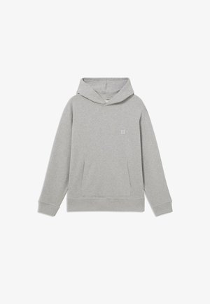 Grijze hoodie van zacht materiaal, met een voorkant-kangaroo zak, ribgebreide manchetten en zoom, en een klein logo label op de borst.