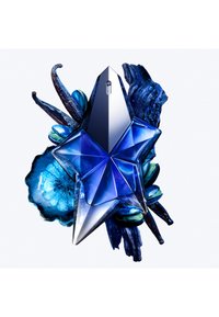 Botella de perfume en forma de estrella azul con una superficie espejada, rodeada de acentos florales en azul oscuro y elementos texturizados.