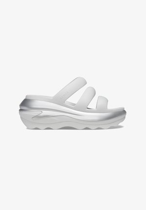Witte schuim slidingsandalen met drie gebogen banden, een chunky loopzool en metallic zilveren accenten op de hak voor een moderne uitstraling.
