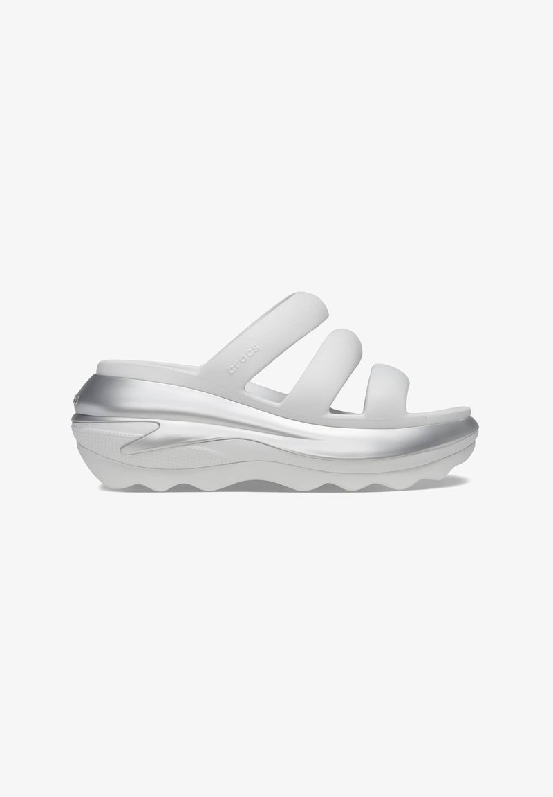 Witte schuim slidingsandalen met drie gebogen banden, een chunky loopzool en metallic zilveren accenten op de hak voor een moderne uitstraling.