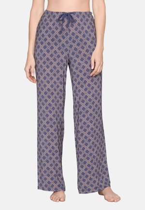 Blauwe broek met wijde pijpen met een beige diagonale geruite patroon en een elastische tailleband, blootvoets gedragen door een staand persoon.