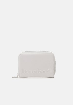 Portefeuille en cuir blanc avec logo embossed, forme rectangulaire, fermeture éclair et texture lisse. Présente un design minimaliste et des accents subtils.