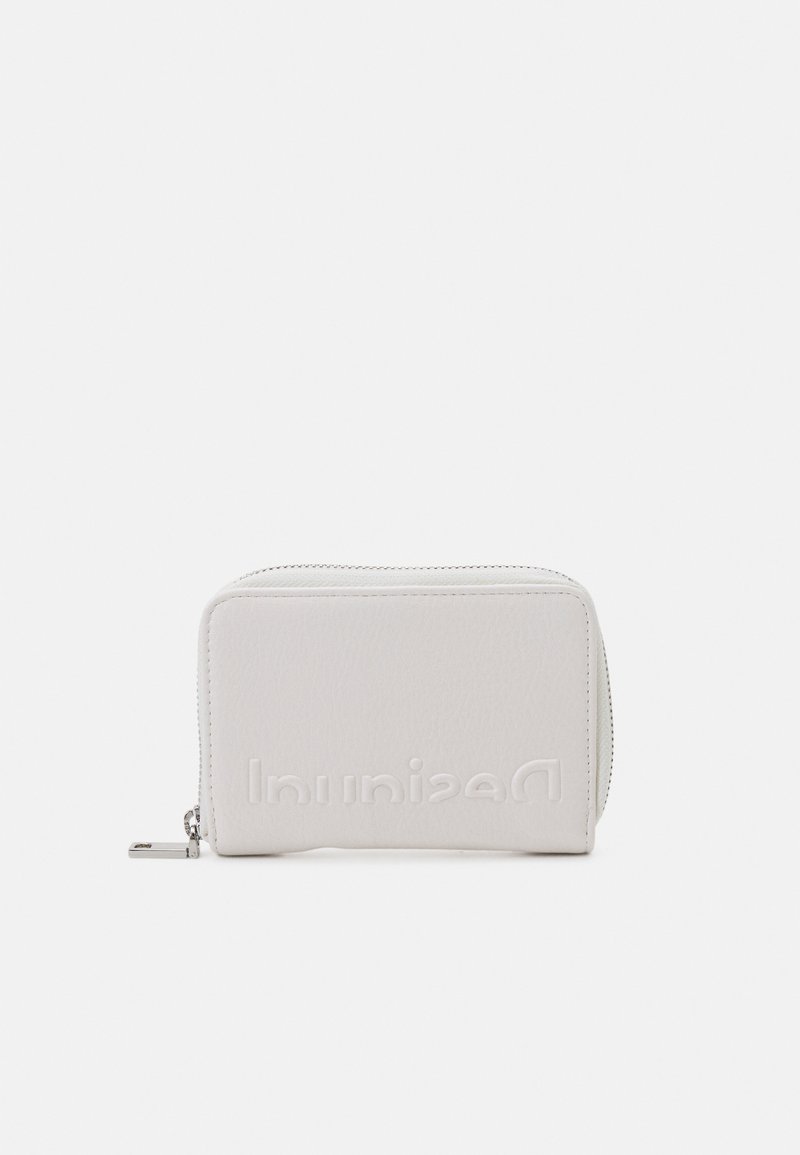 Witte leren portemonnee met reliëflogo, rechthoekige vorm, ritssluiting en een gladde textuur. Heeft een minimalistisch ontwerp en subtiele accenten.