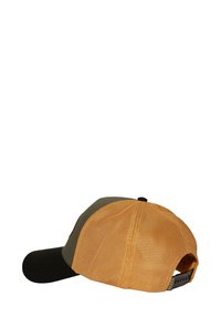 Cappello con visiera nera, pannello frontale verde oliva e parte posteriore in rete arancione. Presenta una fascia regolabile nera per la taglia.