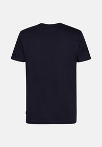 Marineblå T-shirt, kortærmet, rund hals, lavet af bomuld, med en glat tekstur og en mærke-detail i kanten nederst til venstre.