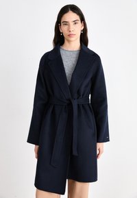 Tommy Hilfiger BELTED COAT - Klasisks mētelis - desert sky