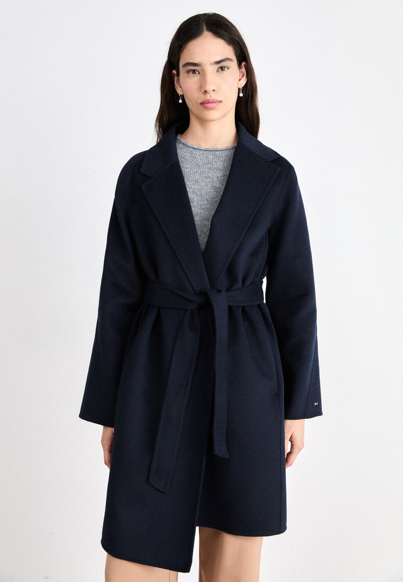 Tommy Hilfiger BELTED COAT - Klasisks mētelis - desert sky