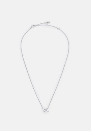 Collier en argent avec un petit pendentif arborant les lettres entrelacées "R" et "L" sur fond blanc.