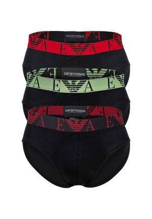 Tres calzoncillos negros estilo slip apilados, cada uno con una cinturilla de marca de color diferente: rojo, verde y negro con letras rojas.