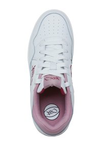 Baltos sportinės sneaker'iai su rožiniais akcentais, turintys perforuotą kojų dėžutę, plokščią raištį ir paminkštintą rožinę vidinę dalį su apvaliu logotipo kadru.
