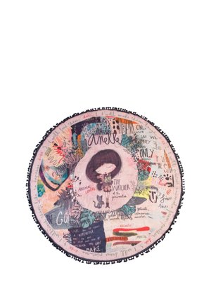 Tessuto rotondo con un'illustrazione centrale di una ragazza che tiene un gatto, circondata da motivi colorati, animali e parole scritte a mano.