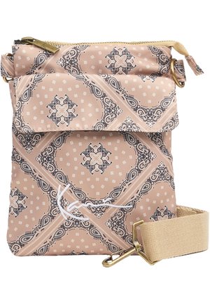 Kleine beige Umhängetasche mit Paisley-Muster, vordere Klappe, Reißverschluss oben, weißem Signaturdetail und verstellbarem Stoffriemen mit goldfarbenen Beschlägen.
