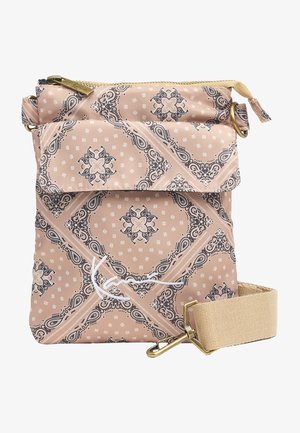 Pequeño bolso bandolera beige con patrón de cachemira, solapa frontal, cremallera superior, detalle blanco de la firma y correa de tela ajustable con herrajes dorados.