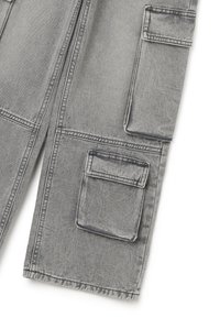 Grijze denim cargo broek met meerdere opgestikte zakken, een vervaagde textuur en een recht model. Verstevigde stiksels langs de naden.