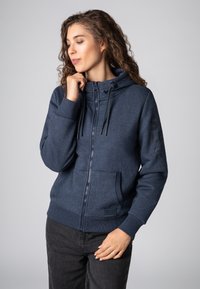Marineblauwe zip-up hoodie van zachte stof, met een kangoeroezak en een capuchon met trekkoord; voorzien van een geprinte logo op de mouw.
