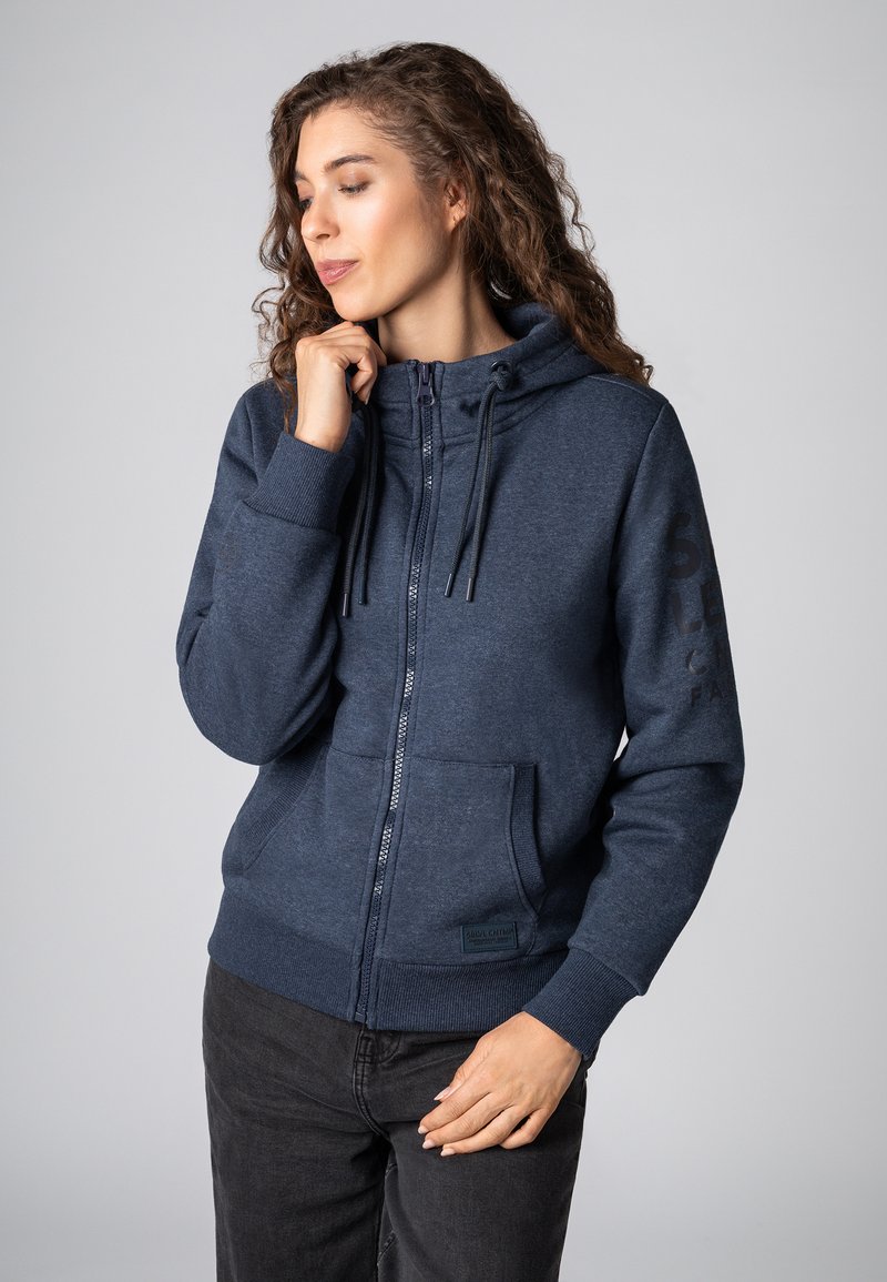 Marineblauwe zip-up hoodie van zachte stof, met een kangoeroezak en een capuchon met trekkoord; voorzien van een geprinte logo op de mouw.