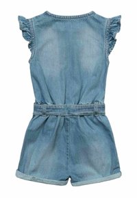 Ljusblå denim overall utan ärmar med volangärmar, midja med bälte och uppvikta shorts, visad bakifrån.