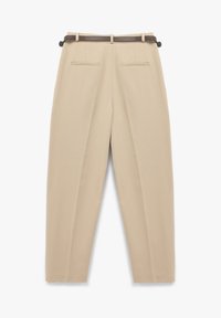 Pantalones beige de corte recto, con bolsillos laterales, un cinturón marrón y una textura suave. Los pliegues realzan el diseño estructurado.