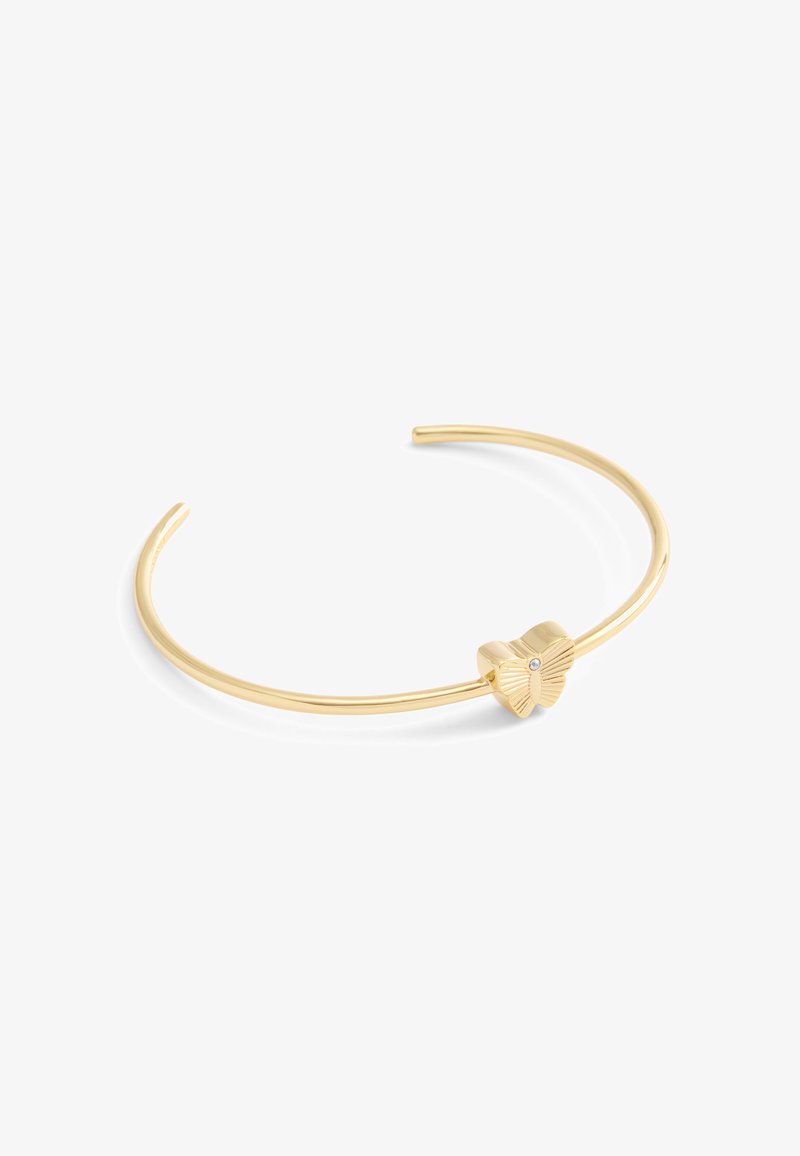 Pulsera de brazalete de oro con un detalle de mariposa que presenta alas texturizadas y un pequeño acento de gema en el centro. Acabado de metal suave y pulido.