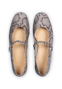 Szare baleriny w wzór węża, z zaokrąglonym noskiem, paskiem Mary Jane i brązowym skórzanym wnętrzem. Gładka tekstura, szczegółowy wzór i subtelne akcenty.