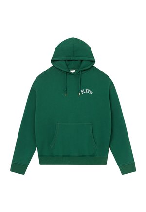 Tmavě zelená mikina s kapucí, přední kapsou v podobě klokaní kapsy a nápisem "BLKVIS" na levé straně hrudi.