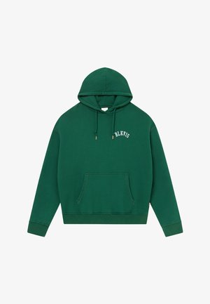 Tmavě zelená mikina s kapucí, přední kapsou v podobě klokaní kapsy a nápisem "BLKVIS" na levé straně hrudi.