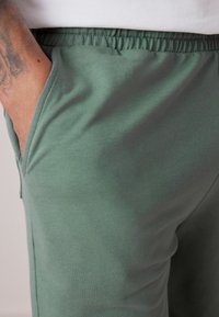 Next 2 PACK  - Trainingsbroek - grey sage green