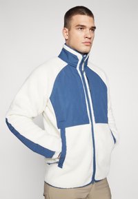Fjällräven VARDAG PILE JACKET M - Jakna iz flisa - chalk white/indigo blue