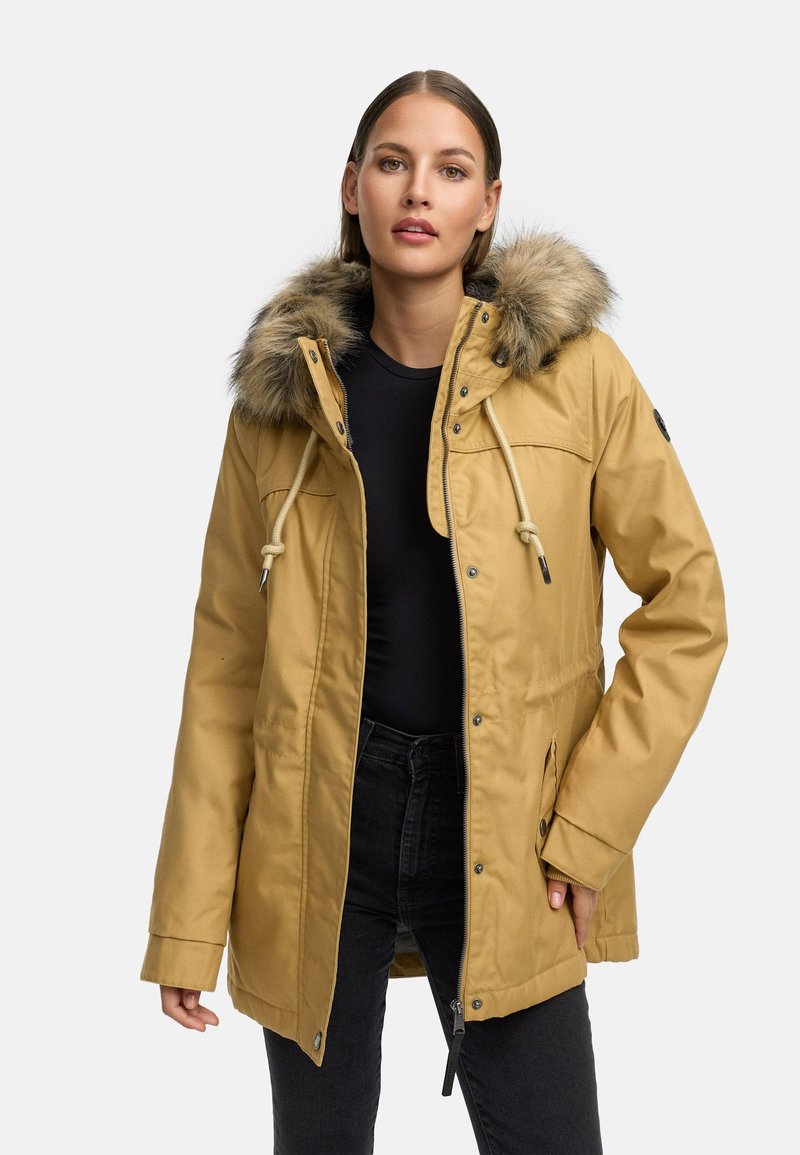 Gul parka-jakke med hette i faux pels, snor, og glidelåslukking, med sidelommer og en glatt, myk tekstur.