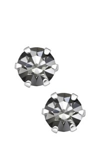 Ronde studoorbellen met klauwinstellingen, voorzien van donkergrijze kristallen en accenten van zilverkleurig metaal, die licht weerkaatsen met een facettered oppervlak.