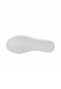 Suola di sneaker bianca con scanalature texturizzate, superficie liscia ed estremità arrotondate. Presenta un profilo piatto e un design minimalista.