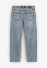 Hellblaue Jeans aus Denim mit geradem Schnitt, fünf Taschen und einem Label am Bund. Sie haben eine verblasste Waschung und subtile Texturdetails.